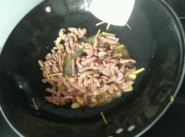 下牛肉丝翻炒。