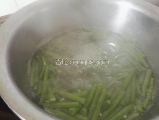 锅里水烧开放入豆角淖一下