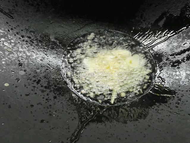 净锅放适量油倒入姜蒜开小火爆香