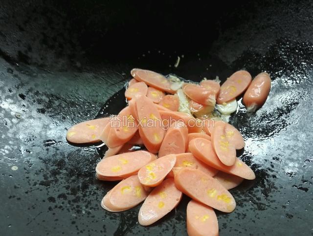 倒入香肠翻炒