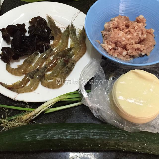 材料有泡发好的黑木耳，大虾，猪绞肉，黄瓜，葱，水饺皮