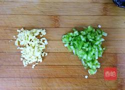 青椒拌皮蛋的做法图解1