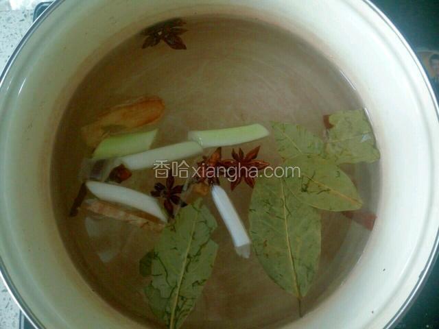 锅内添加清水，加入大料，桂皮，香叶，葱段，姜片烧开