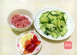 黄瓜炒肉的做法图解1