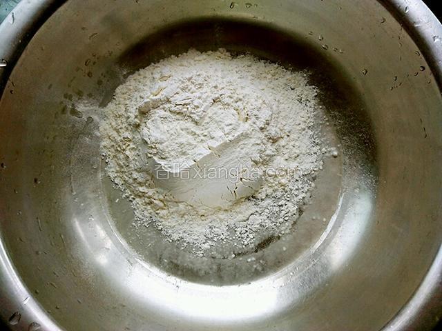 面粉倒进盆里和面，和面要一点一点加水不可以一次性加入，不然不好掌控面的软硬程度