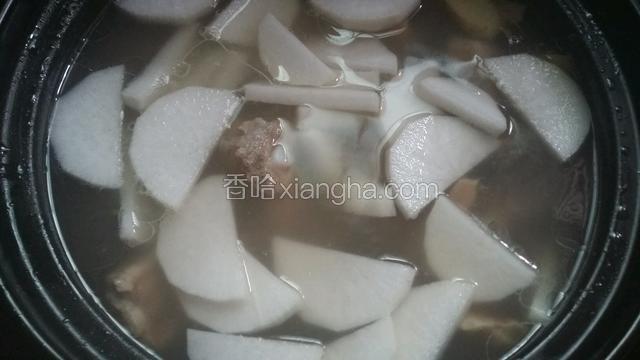 一个小时后放入萝卜再煮20分钟即可