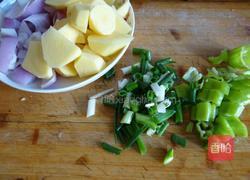 土豆炖鸡的做法图解3