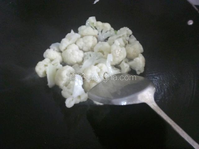 再放入菜花翻炒