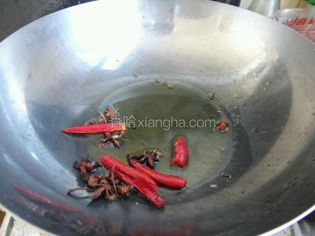 锅里放油加热！把八角和干辣椒炸香