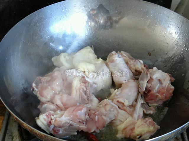 把洗净的鸡肉放进去爆炒！