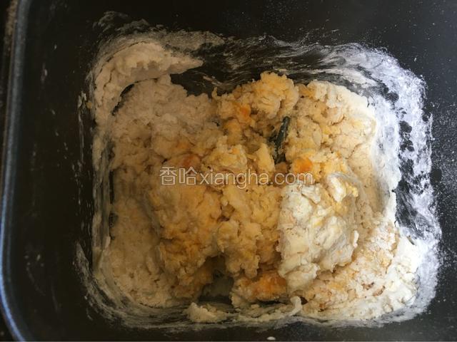 所有的食材加入面包机，盐和砂糖对角放，酵母挖个坑放中间，揉面3个15分钟