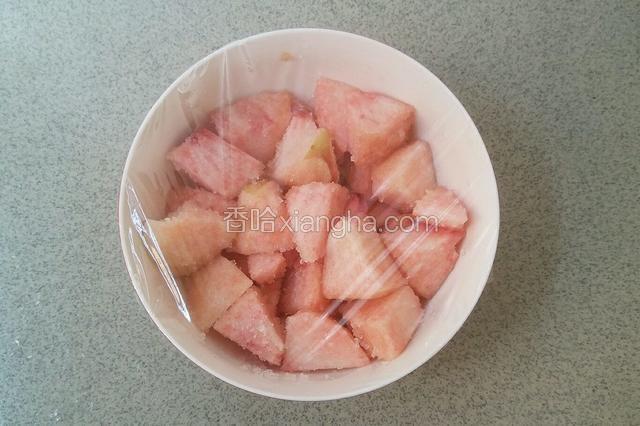 拌匀，包上保鲜膜放入冰箱腌制4个小时。