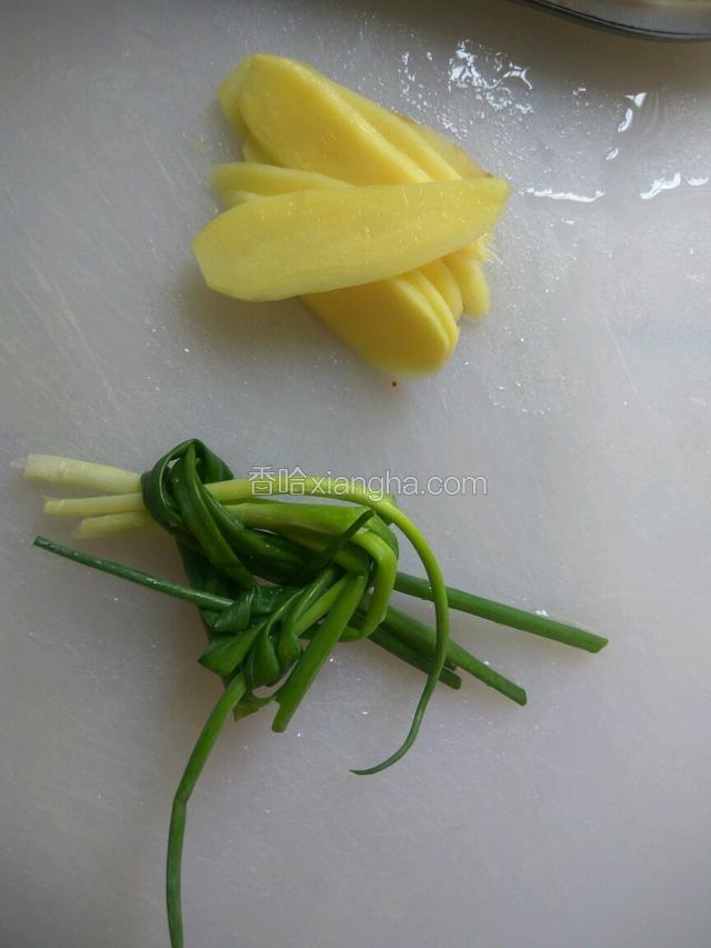 姜切姜片，葱洗净，捆在一起打结