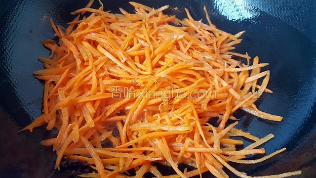 随后放入胡萝卜翻炒，加入少许盐萝卜变软后就关火，把香菜加上即可！
