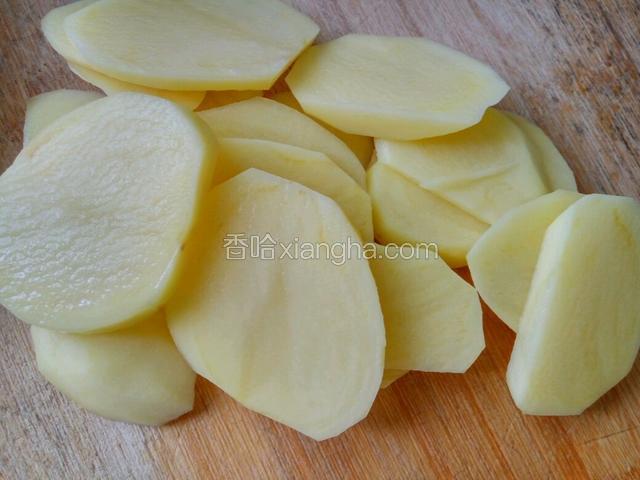 削好皮的土豆洗净切片(稍厚些)