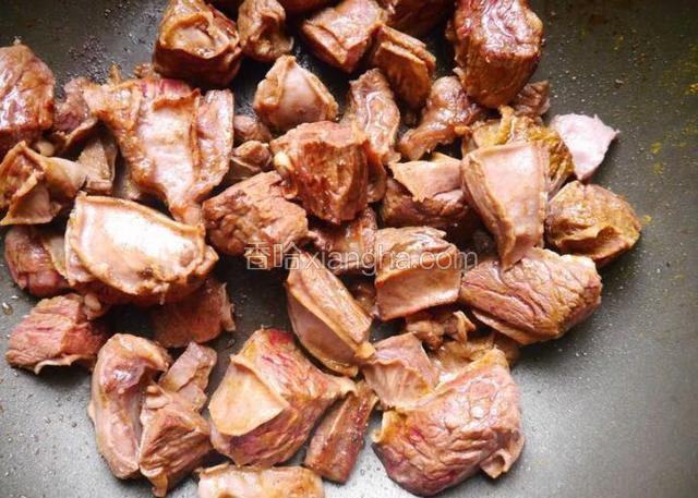 不粘锅干煎牛腩，把脂肪逼出来，加一勺咖喱粉炒入味