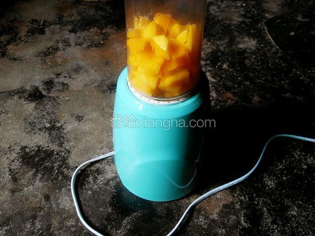 芒果块和冰水一起放入料理机中