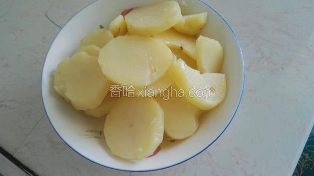 上锅蒸20分钟，沥水装入碗中