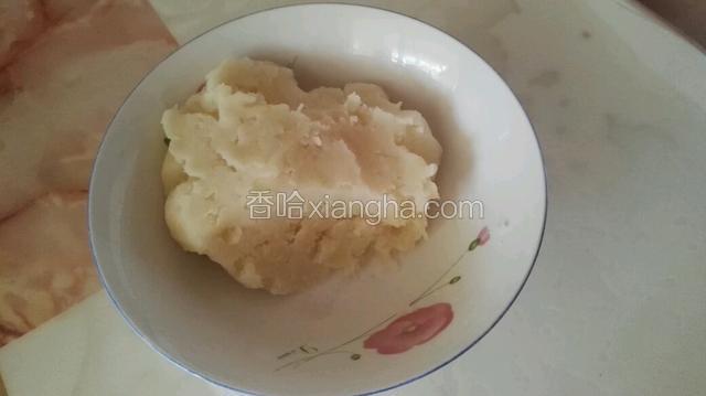 将蒸熟的土豆片压成泥