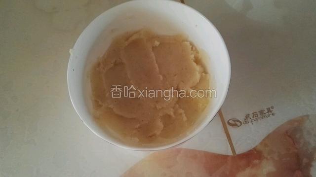 在土豆泥中放入适量盐，五香粉拌匀