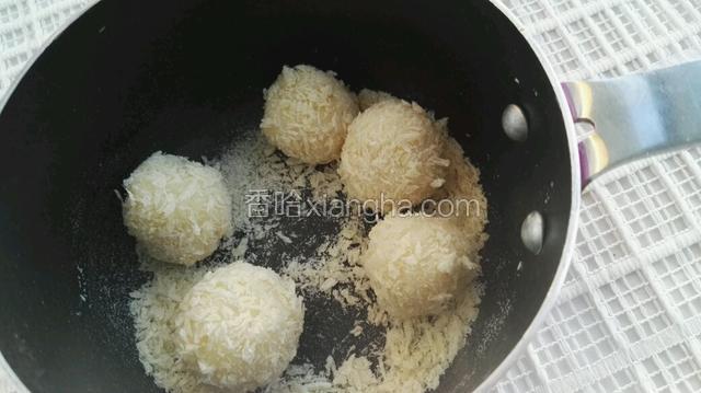 将土豆泥团圆，放入面包糠中裹匀