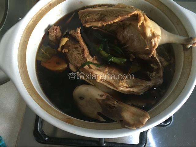 把洗净沥干的鸭子放入煮沸的卤水中，继续大火煮开转小火慢炖，