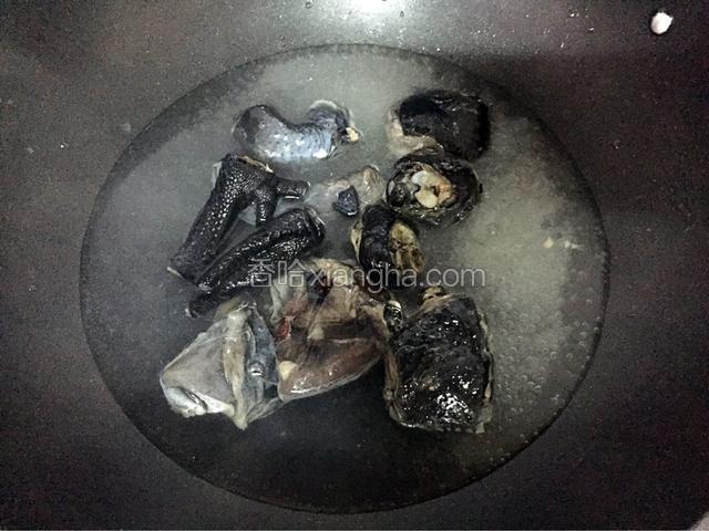 锅中倒入适量清水烧开后放入乌鸡焯掉血水