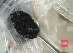黑芝麻核桃黑豆糊的做法图解1