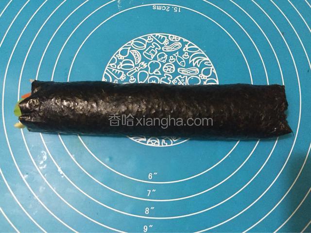 卷到最后海苔处用清水沾一下，卷起捏紧