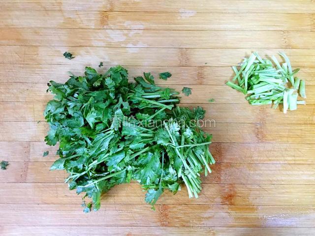 香菜切段。