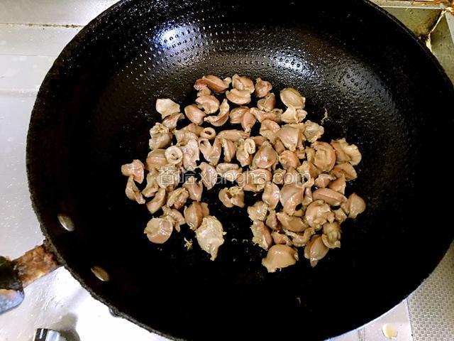 爆至金黄色捞起沥干油，重放锅中。