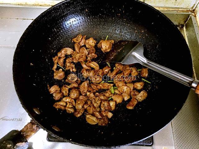放入香菜梗翻炒均匀即可关火