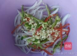 洋葱木耳的做法图解2