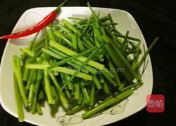 韭菜花炒青菱的做法图解2