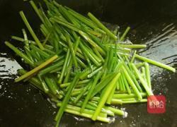 韭菜花炒青菱的做法图解8