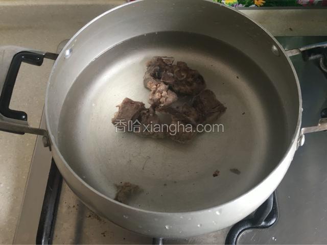 锅肉放入排骨，（已煮沸漂洗过）