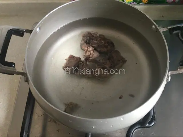 锅肉放入排骨，（已煮沸漂洗过）