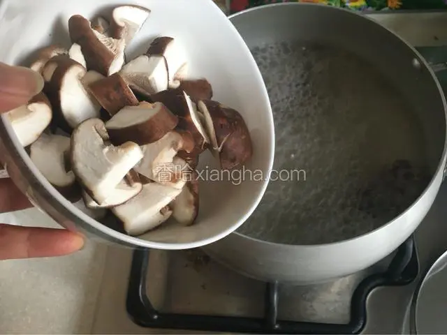 加入香菇，