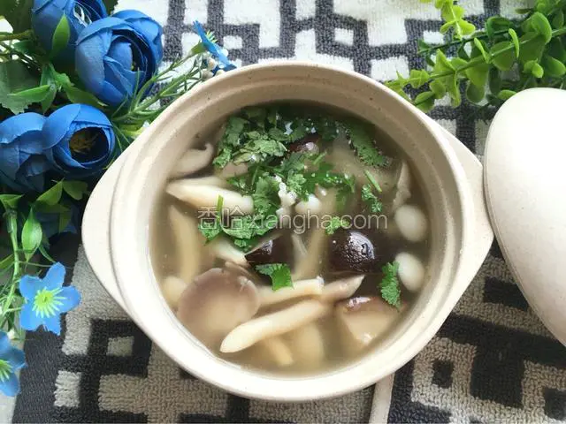 装盘洒上香菜沫，拍照上传。