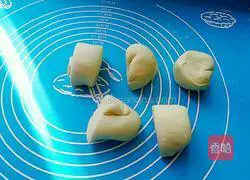 Illustration of how to make mutton steamed buns 10