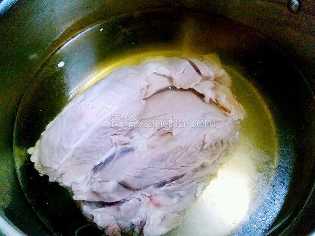 羊腿肉先用冷水浸泡血水，再冷水焯一下