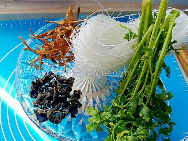 粉丝泡软、木耳、黄花菜、香菜摘洗干净备用