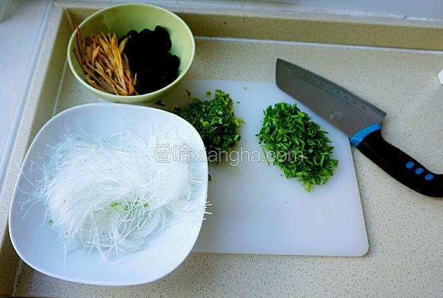 香菜、青蒜切末备用