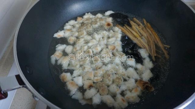 半碗水、半碗羊肉汤加几朵木耳、黄花菜掰碎的馍加入盐、胡椒粉调味，汤开3分钟即可