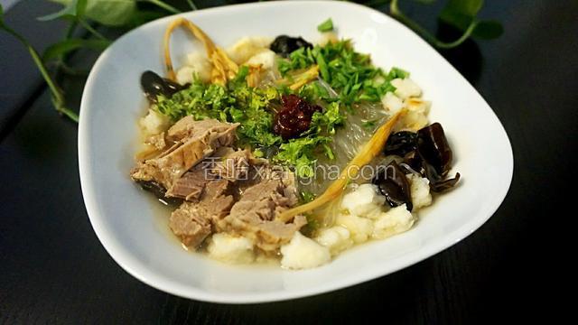 放上羊肉片青蒜、香菜末，加点郫县辣酱就可以开吃啦
