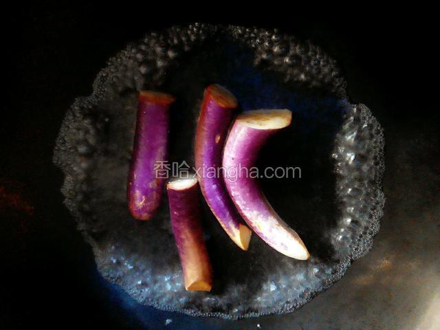 锅中烧开水放入茄子煮至8分熟备用
