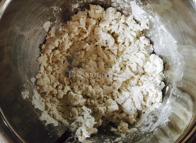 用一杯温水，不烫手就可以了。边倒水边用筷子搅拌面粉。