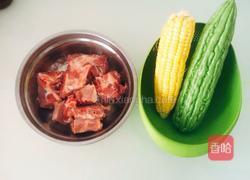 苦瓜玉米排骨汤的做法图解1