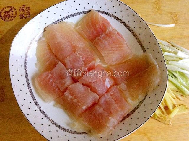 龙利鱼切成段，用适量的盐和料酒腌制十分钟