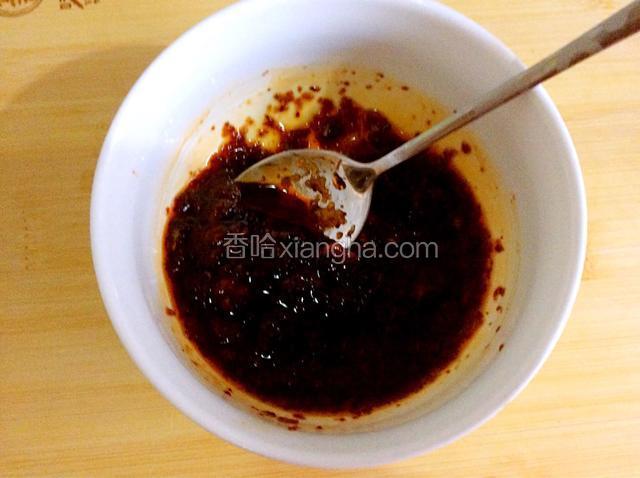 碗中倒入适量的酱油、豆豉、辣椒油、鸡精调拌成酱汁